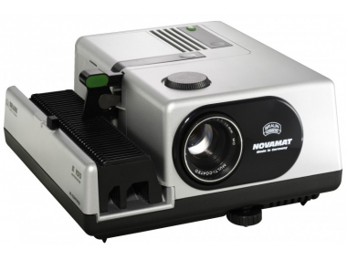 BRAUN SLIDE PROJECTOR E150 WITH 85MM LENS AND IR-REMOTE CONT